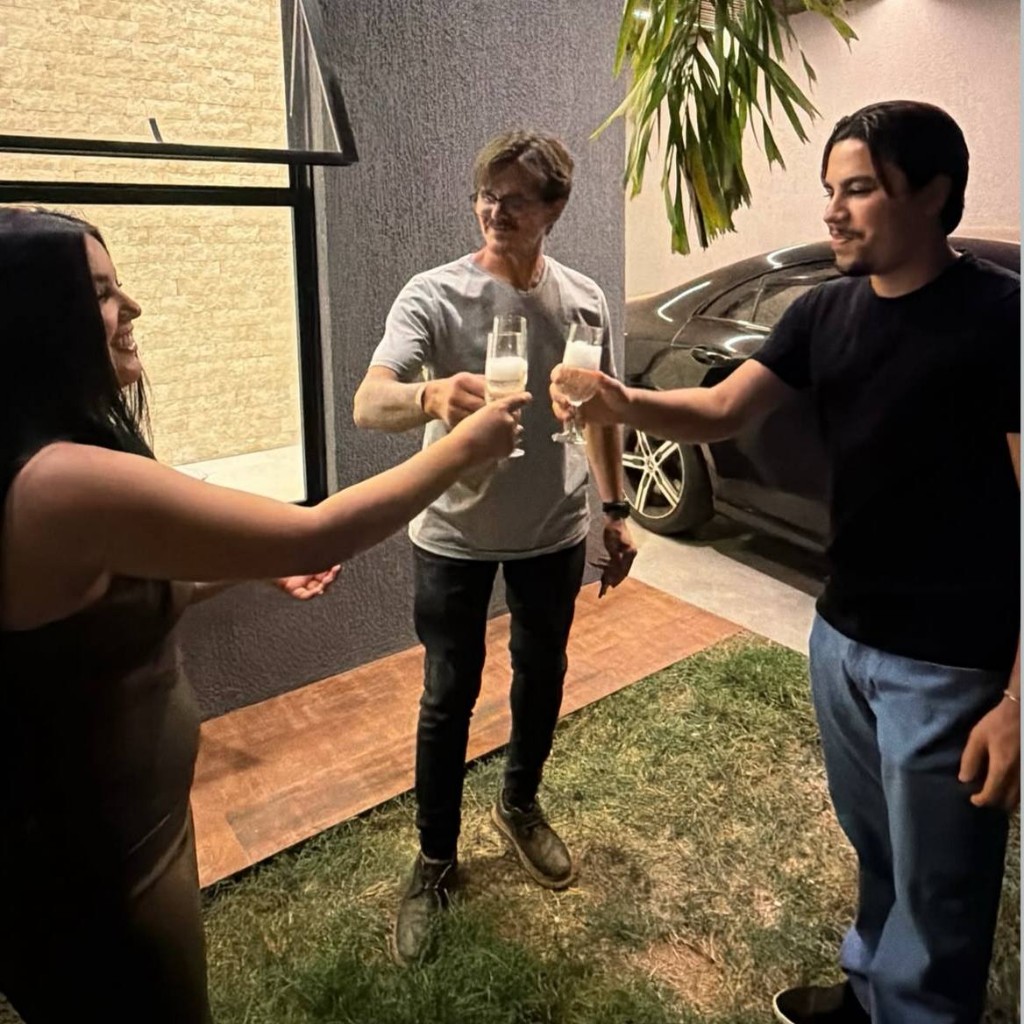 Brinde noturno no pátio da casa