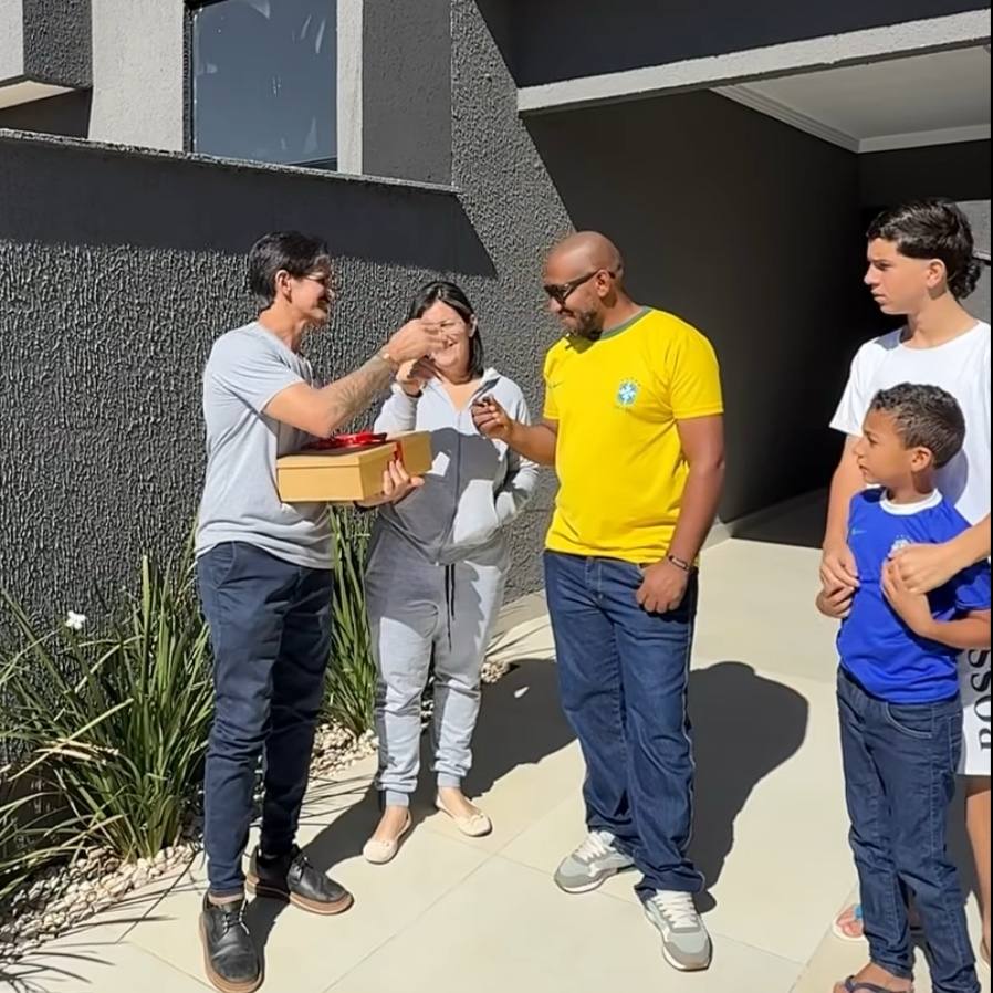 Família recebendo as chaves na entrada da casa
