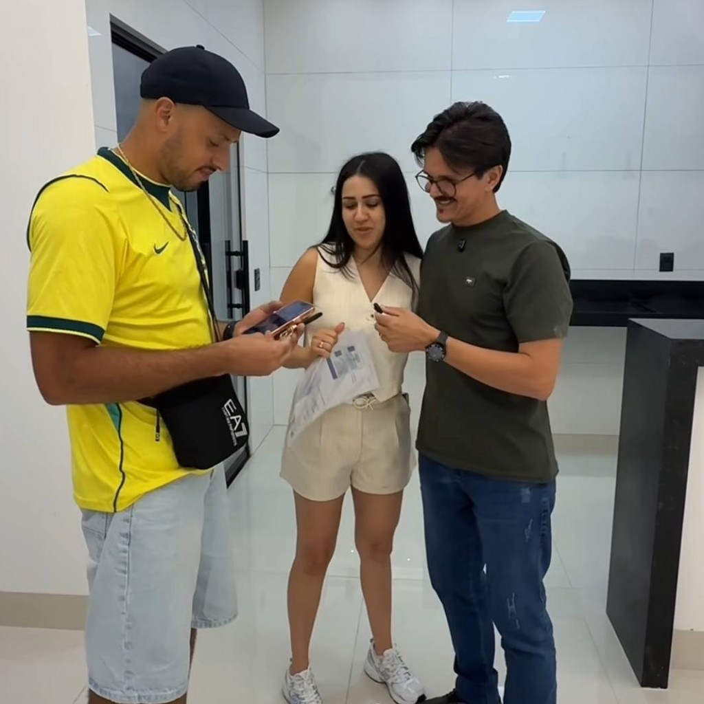 Assinatura e entrega na cozinha da residência